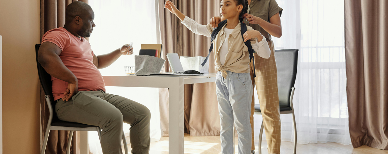 Eltern Helfen Ihrer Tochter, Sich Auf Die Schule Vorzubereiten