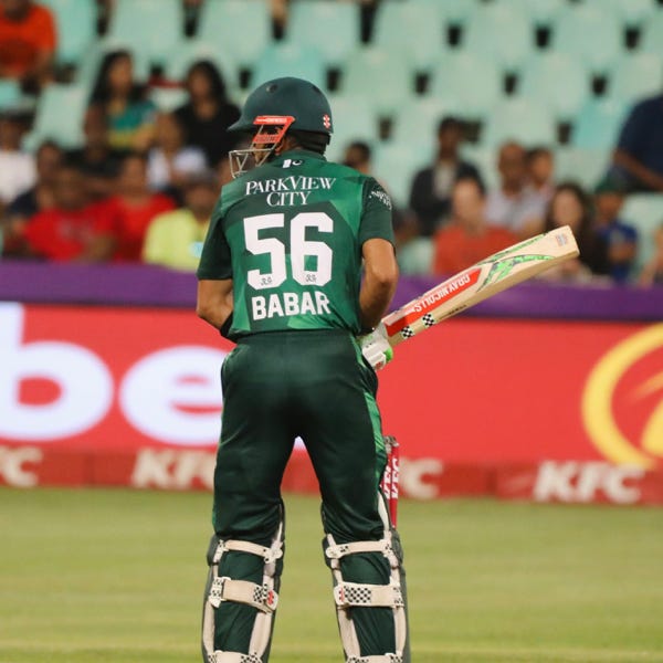 Dynamische Aufnahme eines Cricket-Schlagmanns in Aktion während eines lebhaften Spiels.